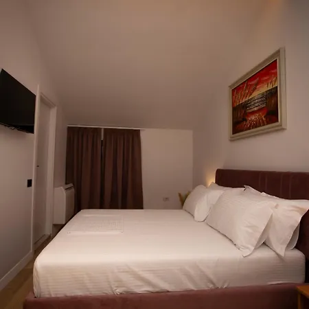 Claus Hotel Tirana