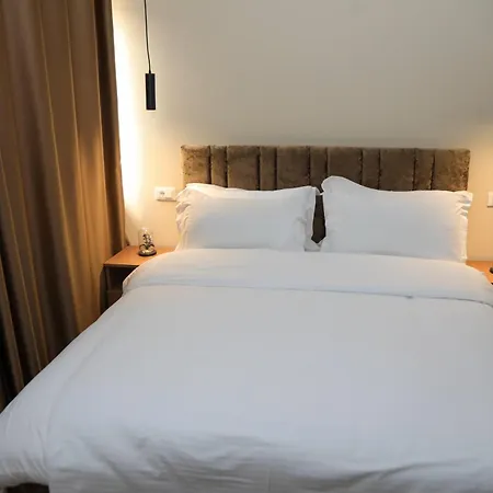 Claus 5* Tirana