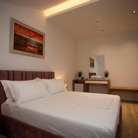 Claus 5* Tirana