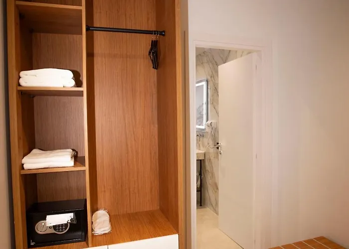 Claus 5* Tirana