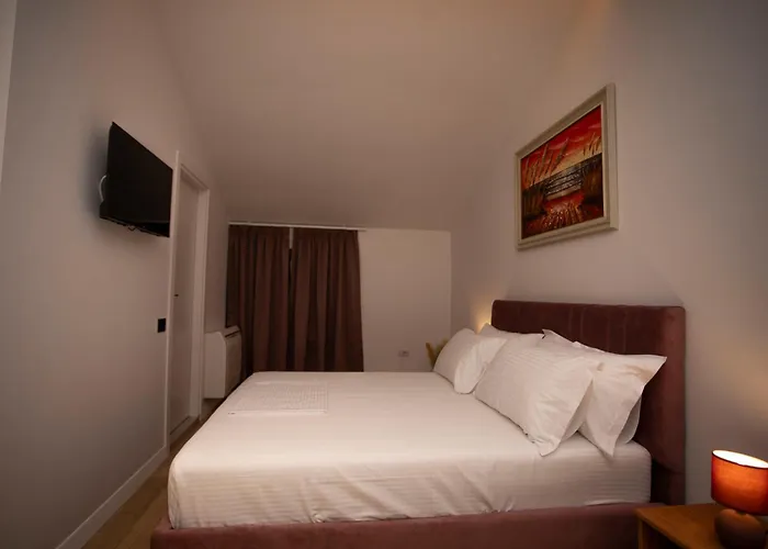 Claus Отель Тирана